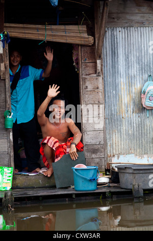 Mann an einem Kanal in Banjarmasin, Indonesien Stockfoto