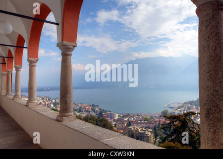 Mit Blick auf den Lago Maggiore von den Bögen der Wallfahrtskirche Madonna del Sasso, Locarno, Tessin, Schweiz Stockfoto