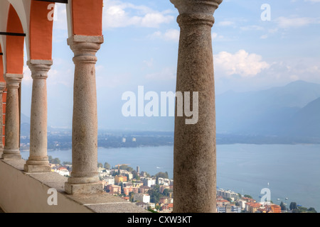 Mit Blick auf den Lago Maggiore von den Bögen der Wallfahrtskirche Madonna del Sasso, Locarno, Tessin, Schweiz Stockfoto