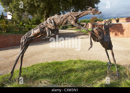 Im September werden auf dem Gelände des Chewton Glen Hotel & Spa, New Milton, New Forest, Hampshire UK, ornamentale Hirsche sprangen Stockfoto