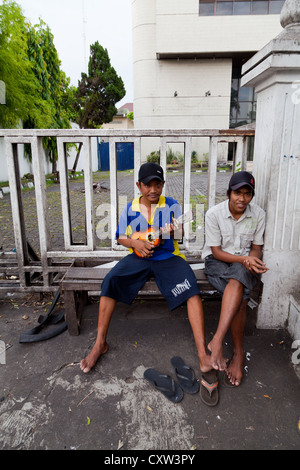 Gitarrist in den Straßen von Yogyakarta, Indonesien Stockfoto