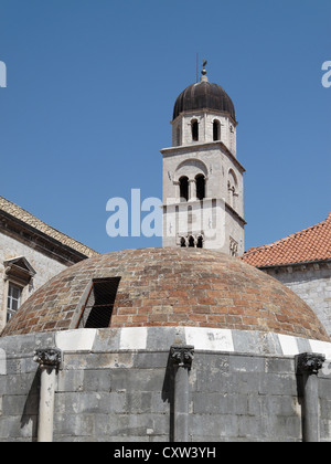 Große Onofrio Brunnen mit dem Turm des Franziskaner Klosters im Hintergrund. Dubrovnik, Kroatien. Stockfoto