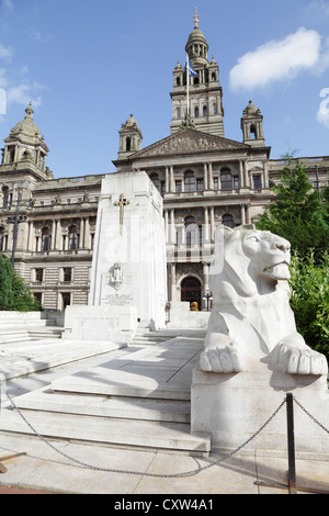 Das Kriegerdenkmal vor der City Chambers auf George Square im Stadtzentrum von Glasgow, Scotland, UK Stockfoto