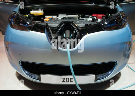 Detail der Renault Zoe Elektroauto mit Plug-in-Ladekabel angeschlossen auf der Paris Motor Show 2012 Stockfoto