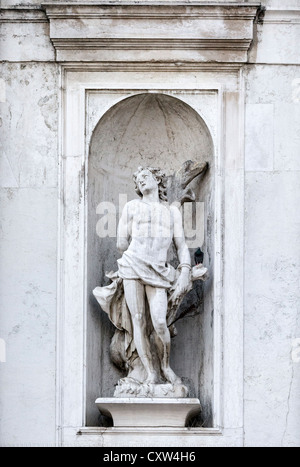 Geschnitzte Statue aus Stein von St. Sebastian, martyred durch erschossen mit Pfeilen auf die Fassade der Kirche San Stae in Venedig Stockfoto