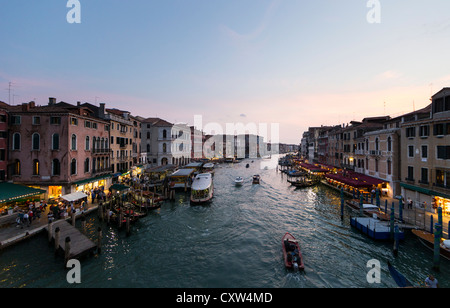 Blick von der Rialto-Brücke in Venedig bei Sonnenuntergang, nach Südwesten entlang des Canal Grande. Stockfoto