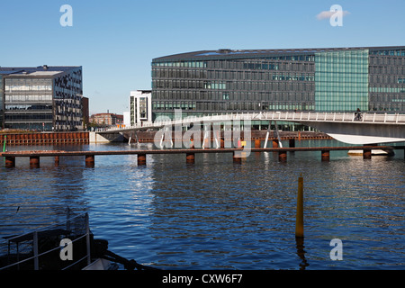 Die kombinierten Rad- und Gehweg Stahl-Bryggebroen - Brücke über den südlichen Teil des Hafens von Kopenhagen, Dänemark. Radfahrer oder Radfahrer. Stockfoto