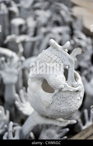 Schädel und Hand aus der Hölle in Rong Khun Tempel, Nordthailand Chiang Rai Stockfoto