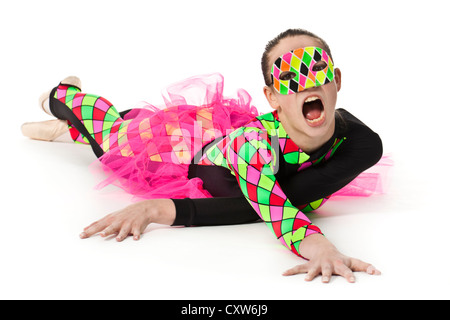 Teenager Ballerina in modernen bunten Harlekin-Muster Ballett Kostüm mit rosa netting und tragen eine passende Gesichtsmaske Stockfoto