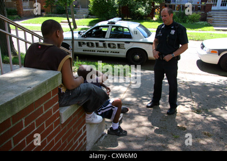 Polizist in Grosse Pointe Park im Gespräch mit Jugendlichen, Michigan, USA Stockfoto