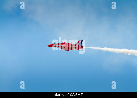 Rote Pfeile Flugzeug mit Rauch gegen blauen Himmel, WESTON-SUPER-MARE, SOMERSET-Juli 23. 2012: Stockfoto