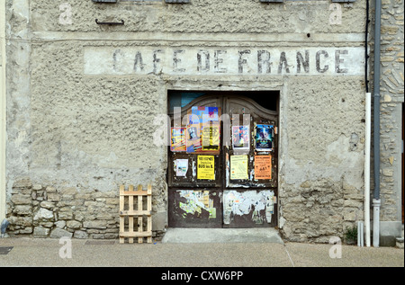 Verlassene oder geschlossenen Café de France Entrechaux Vaucluse Provence Frankreich Stockfoto