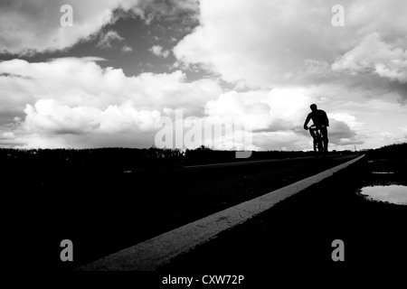 Radfahrer, die im Wettbewerb mit den 40 Meilen plus Lewis Barry Memorial Rennen durch Dörfer in West und North Yorkshire Stockfoto