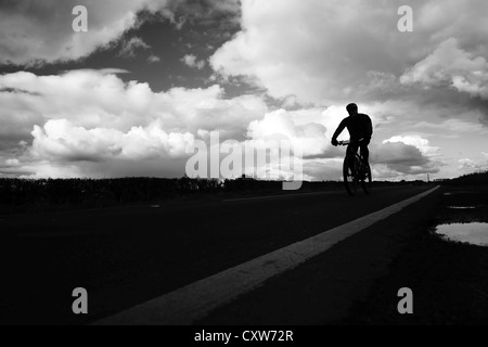 Radfahrer, die im Wettbewerb mit den 40 Meilen plus Lewis Barry Memorial Rennen durch Dörfer in West und North Yorkshire Stockfoto