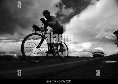 Radfahrer, die im Wettbewerb mit den 40 Meilen plus Lewis Barry Memorial Rennen durch Dörfer in West und North Yorkshire Stockfoto