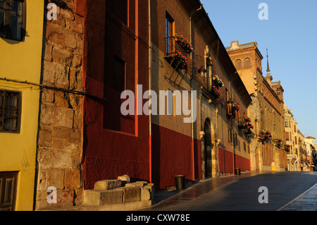 Gebäude mit einem Turm auf der Plaza de Regla gegenüber der Catedral de Leon. Leon, Kastilien-León, Spanien Stockfoto