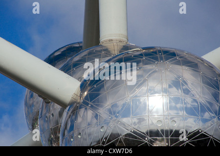 Nahaufnahme der zentralen Handlungsfeldern des Atomiums in Brüssel, Belgien Stockfoto