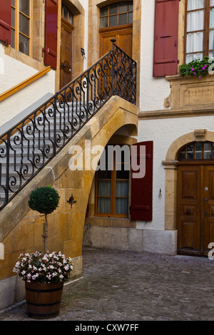 Innenhof in die befestigte Stadt Murten, Schweiz Stockfoto