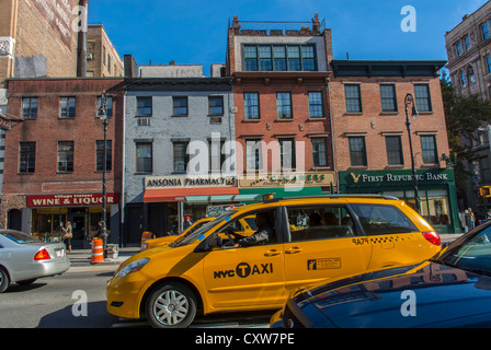 New York City, NY, USA, gelbe Taxis fahren auf der Sixth Avenue im Greenwich Village-Bereich, Manhattan Stockfoto