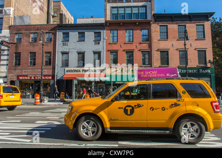 New York City, NY, USA, Yellow Taxi Taxis fahren auf der Sixth Avenue in Greenwich Village, Reihe von Geschäften Stockfoto