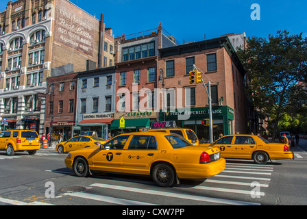 New York City, NY, USA, Straßenszene in Greenwich Village-Bereich. Gelbe Taxis fahren auf der Sixth Avenue, Manhattan Stockfoto