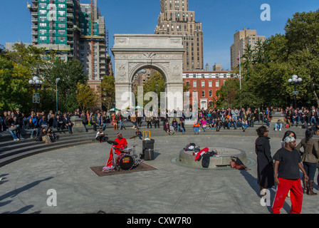 New York City, New York, USA, große Menschenmenge, Straßenmusiker, die im Washington Square Park in Greenwich Village, Manhattan, Gruppen von Menschen im Park, afroamerikaner auftreten Stockfoto