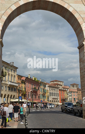 Piazza Bra durch Portoni della Bra, Corsa Porta Nuova, Verona, Provinz Verona, Veneto Region, Italien Stockfoto