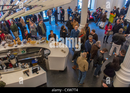 New York City, NY, USA, Aerial View, große Menschenmassen im Barbereich des „Public Theater“, Open House Festival, in Greenwich Village, Manhattan Stockfoto