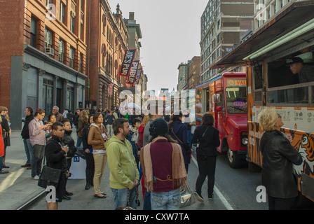 New York City, New York, USA, große Menschenmengen, Teenager-Szene, öffentliches Theater, Street Festival, Essen im Food Trucks, Lafayette Street, in Greenwich Village Gegend, Manhattan Street Vendors, Leute versammelten ny Streets, NYC Food Trucks Händler Stockfoto