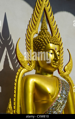 Goldenen Buddha im Wat Chedi Tempelanlage in Chiang Mai, Thailand. Stockfoto