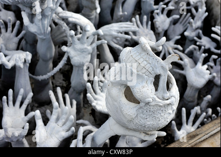 Schädel und Hand aus der Hölle in Rong Khun Tempel, Nordthailand Chiang Rai Stockfoto