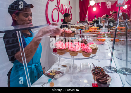New York City, NY, USA, Frau, die in 'Elenis' American Bakery Shop arbeitet, Chelsea Market, Shopping Center, Manhattan, Konditorei New york Arbeiterinnen in den usa Stockfoto