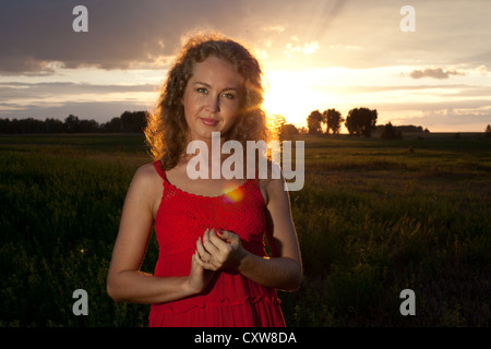 Bild der schönen Frau im roten Kleid in der Sonne Stockfoto