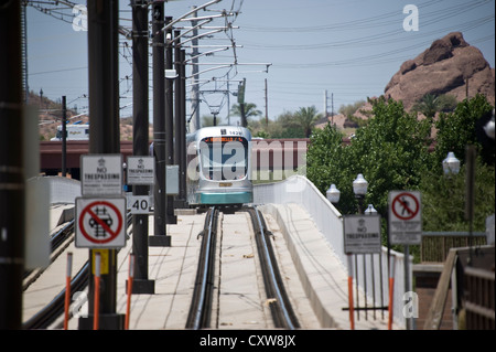Der Phoenix Metro Stadtbahn, Überquerung der Brücke beim Tempe Town Lake Stockfoto