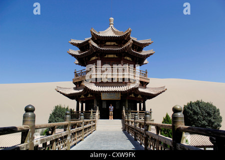 Traditionelle Pagode in der Sichel-Mond-See. Oase im Inneren Taklamakan Sanddünen in der Nähe der Stadt Dunhuang, China. Stockfoto