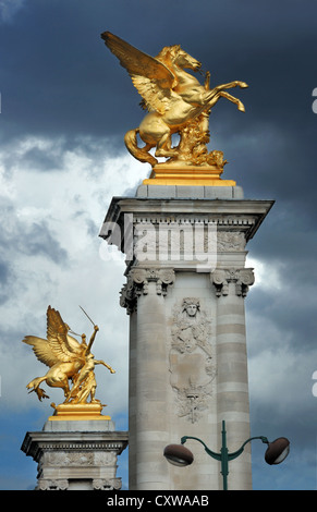 Säulen mit vergoldeten Skulpturen symbolisieren Krieg und Landwirtschaft auf der Brücke Alexandre III in Paris, Frankreich. Stockfoto