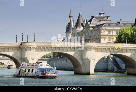 Die Pont Neuf (neue Brücke), die älteste noch stehende Brücke über den Fluss Seine in Paris, Frankreich. Stockfoto