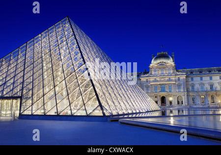 Die Pyramide-Eingang in der Nähe von Louvre Museum in Paris, Frankreich. Stockfoto