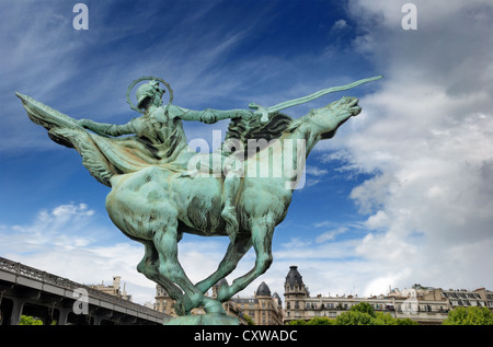 Die Statue "La France Renaissante" von Holger Wederkinch Brücke auf Pont de Bir-Hakeim in Paris, Frankreich. Stockfoto