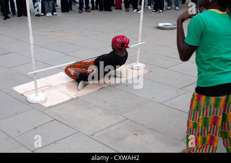 Limbo-Tänzer, Southbank Street Performer, London, UK Stockfoto