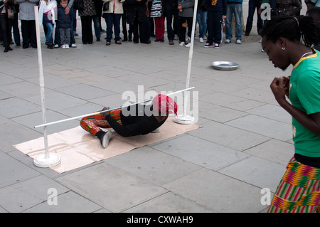 Limbo-Tänzer, Southbank Street Performer, London, UK Stockfoto