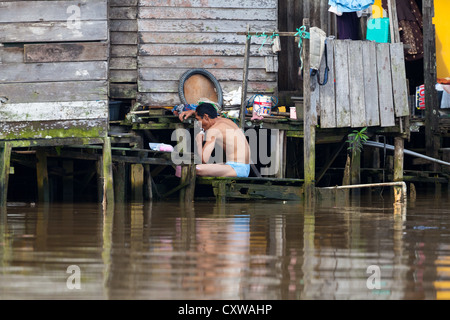 Mann an einem Kanal in Banjarmasin waschen Stockfoto