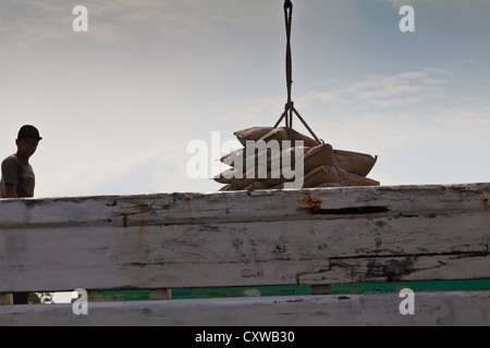 Arbeiter entladen Zement-Taschen in den Hafen Sunda Kelapa in Jakarta, Indonesien Stockfoto