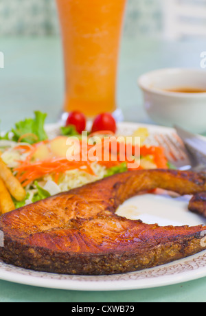 Knusprig gegrilltes Lachssteak mit Cherry-Tomaten und Salat Stockfoto