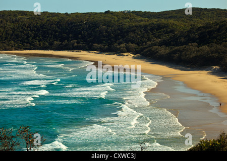 Panorama von Wellen auf der leeren unberührten Strand von Alexandria Bay, Noosa Heads, Queensland, Australien Stockfoto