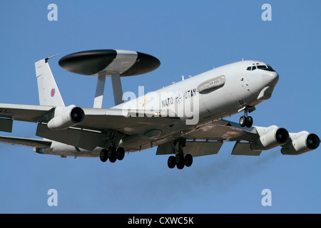 Militärische Luftfahrt und Technologie. NATO Boeing E-3 Sentry AWACS Luftradar-Überwachungs- und Kommunikationsflugzeug Stockfoto