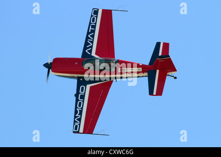 Extra 200 leichte Kunstflug und Racing Flugzeug während einer Air Display Stockfoto