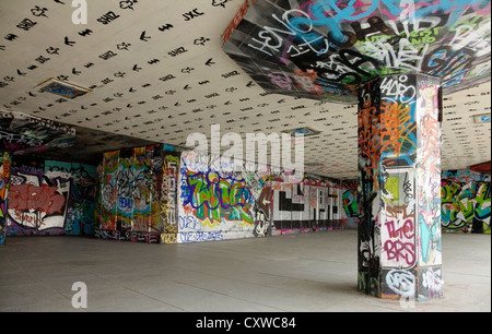 Graffiti-Kunst in der Unterkirche South Bank Centre, London, UK. Stockfoto