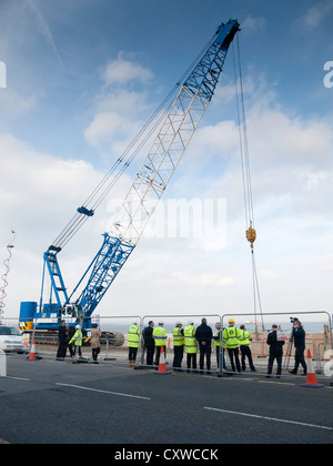 Vertreter aus den beteiligten Agenturen sehen Sie sich das letzte Stück des neuen Deich in Redcar 11. Oktober 2012 installiert wird Stockfoto