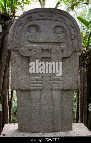 Bosque de Las Estatuas - 2 Stöcke, die Maske halten = Adler-Maske - Augenform beachten, San Agustin, Archäologische Stätte, Kolumbien Stockfoto